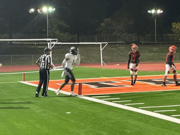 Junior wide-receiver Elijah Beamon scoring  a 60-yard rushing touchdown. [Dylan Ledahl photo AZPreps365]