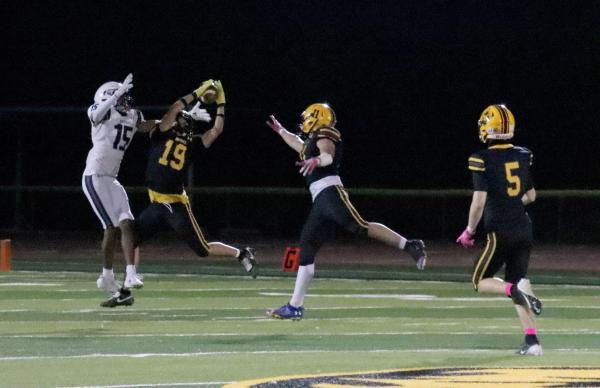 Alejandro Gomez intercepts a pass against Tempe. (Photo: Patrick Snyder/ AZPreps365)