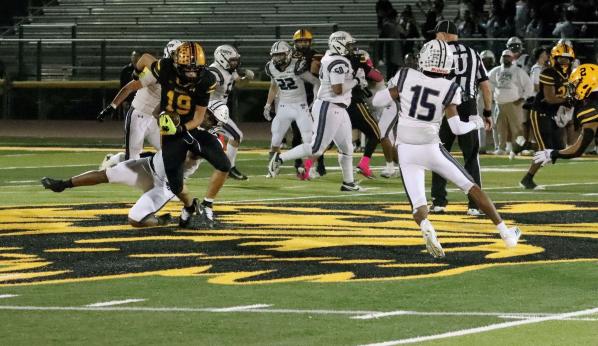 Alejandro Gomez breaks a tackle after catching a pass against Tempe. (Photo: Patrick Snyder/ AZPreps365)